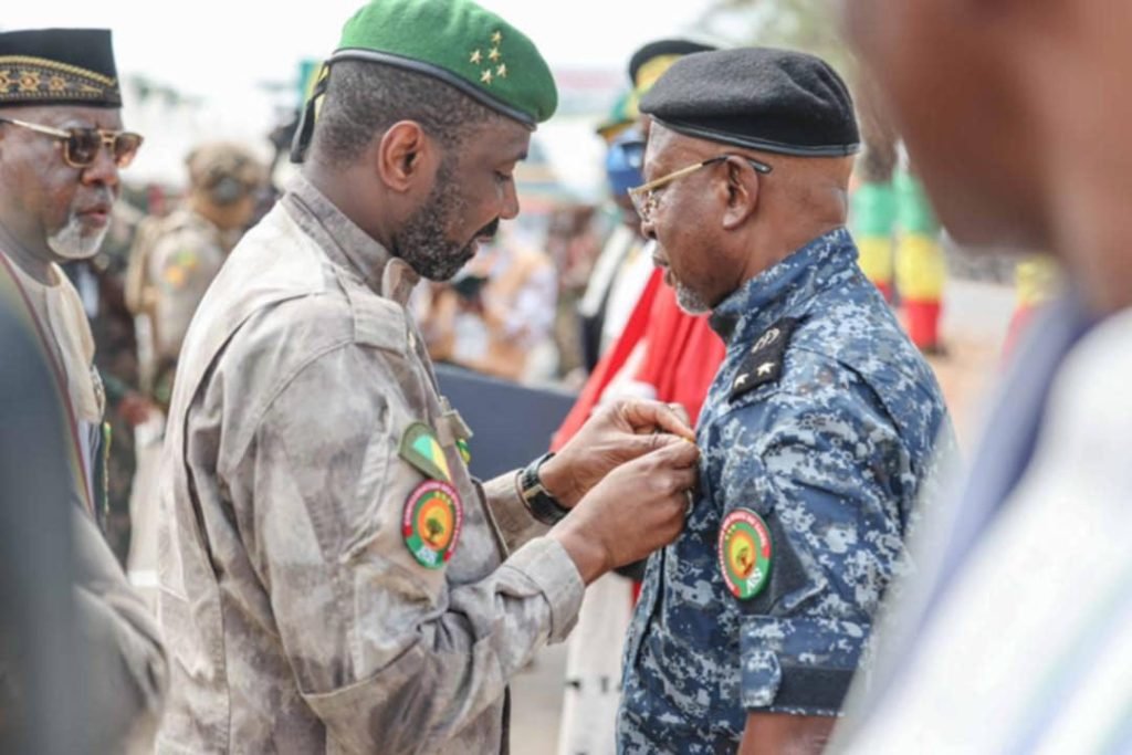 Le Premier soldat de l’économie à l’honneur : L’Insp. Gal. Amadou KONATÉ distingué par le Chef de l’État