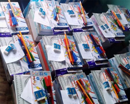 Diré : distribution de kits scolaires et alimentaires aux élèves