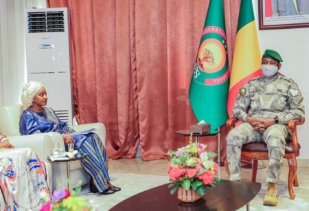 Le Président Assimi GOÏTA accorde une audience à une délégation de l’Union des Instituts d’Audit Interne de l’Afrique de l’Ouest