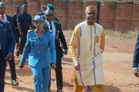 GESTION DE LA CRISE DES HYDROCARBURES : LE PREMIER MINISTRE VISITE LE BUREAU DES PRODUITS PETROLIERS DES DOUANES ET L’OFFICE MALIEN DES PRODUITS PÉTROLIERS