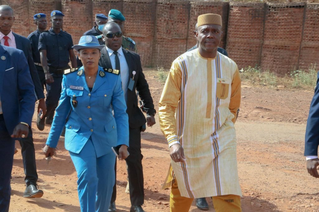 GESTION DE LA CRISE DES HYDROCARBURES : LE PREMIER MINISTRE VISITE LE BUREAU DES PRODUITS PETROLIERS DES DOUANES ET L’OFFICE MALIEN DES PRODUITS PÉTROLIERS