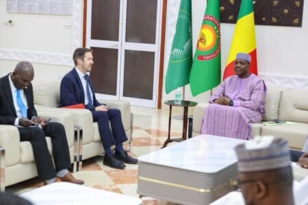 Le Premier ministre, Chef du gouvernement le Général de Division Abdoulaye MAIGA a reçu ce jeudi 27 novembre 2025 en audience SEM Augus MCKEE, nouvel Ambassadeur de la Grande Bretagne au Mali.