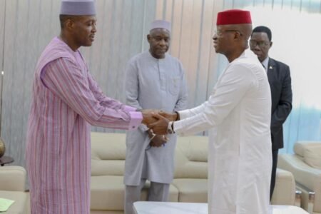 Le Premier ministre, Chef du gouvernement le Général de Division Abdoulaye MAÏGA a reçu en audience le nouvel Ambassadeur de la Guinée au Mali.