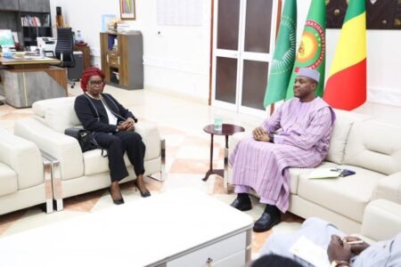 Le Premier ministre, Chef du gouvernement le Général de Division Abdoulaye MAIGA, a reçu en audience Son Excellence Madame Fatoumata Binetou Rassoul CORREA, nouvelle Ambassadrice du Sénégal au Mali.