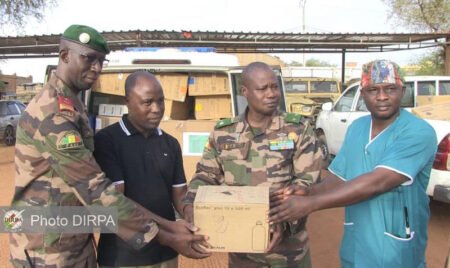 Région Militaire N°1 : l’hôpital régional de Gao offre des médicaments aux Fama en soutien aux blessés de guerre.
