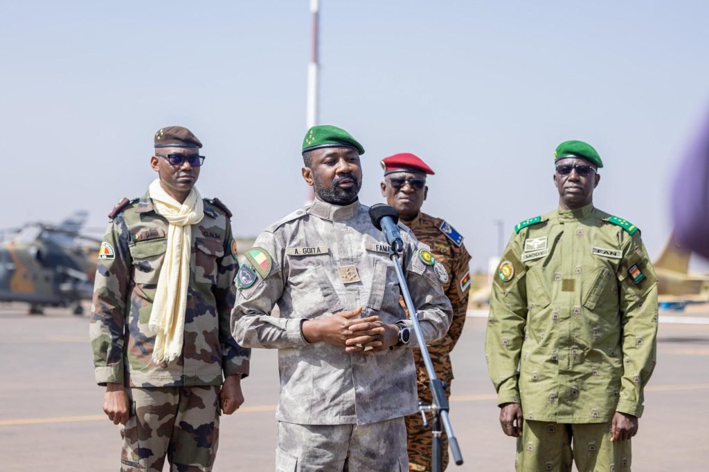 LE GÉNÉRAL D’ARMÉE ASSIMI GOÏTA LORS DE LA REMISE SOLENNELLE DE L’ÉTENDARD DE LA FORCE UNIFIÉE CONFÉDÉRALE AU COMMANDANT DAOUDA TRAORÉ : « Aujourd’hui, l’AES est une réalité irréversible que nous devons soutenir »