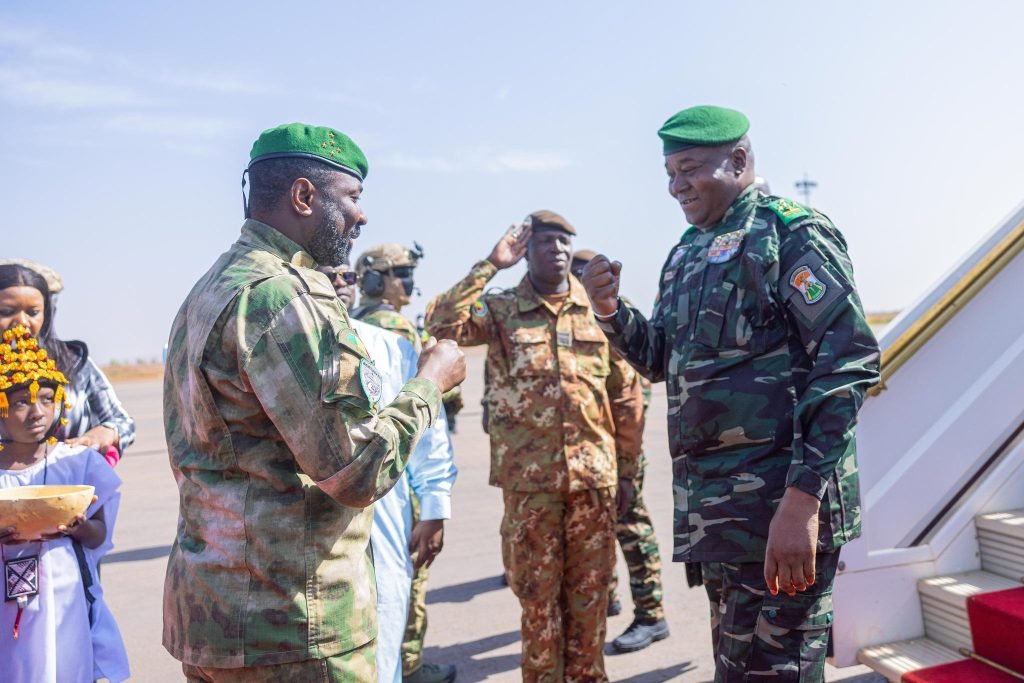 Confédération AES : Le Général d’Armée Abdourahamane TIANI accueilli avec les honneurs à Bamako.
